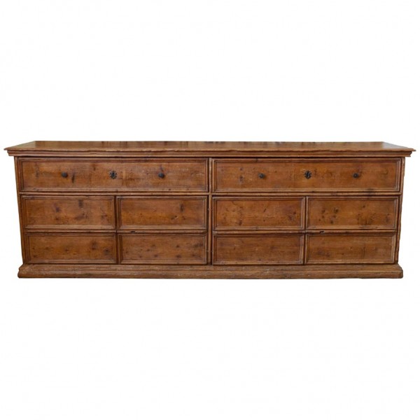 Pinewood, Larice, Sacrestia