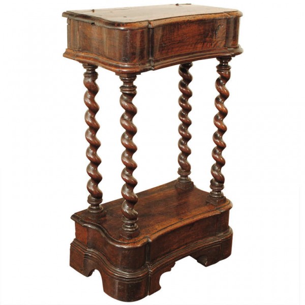 Rare and Elegant Walnut Inginocchiatoio