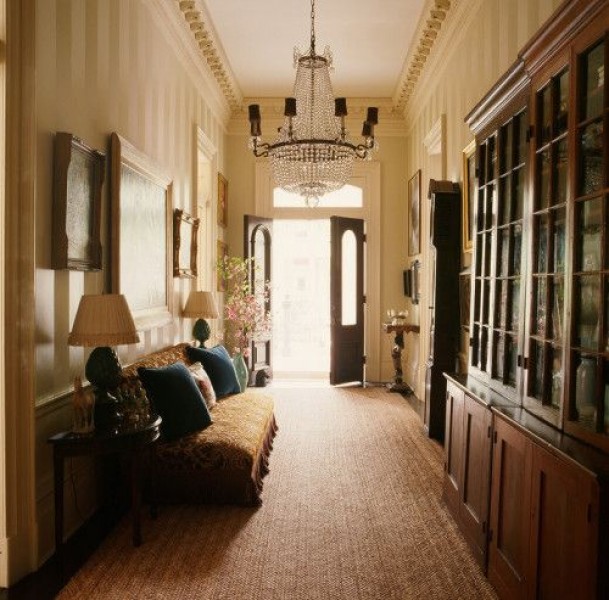 Doré Brass and Glass 8-Light Chandelier