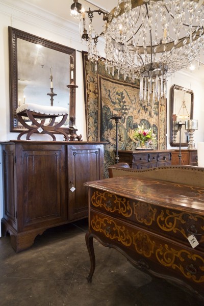 Inlaid Commode with Shell Carving 